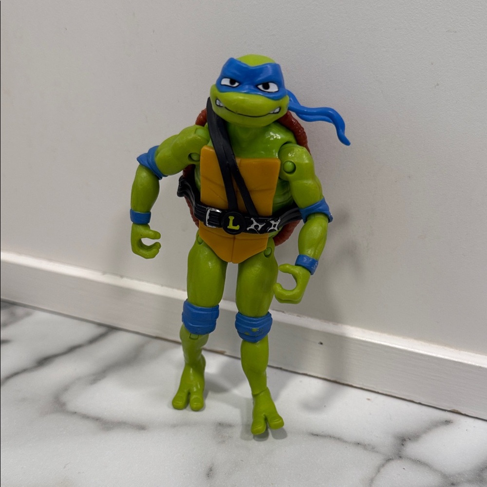 Teenage Mutant Ninja Turtles: Mutant Mayhem action figure Leonardo 4.5 in tall